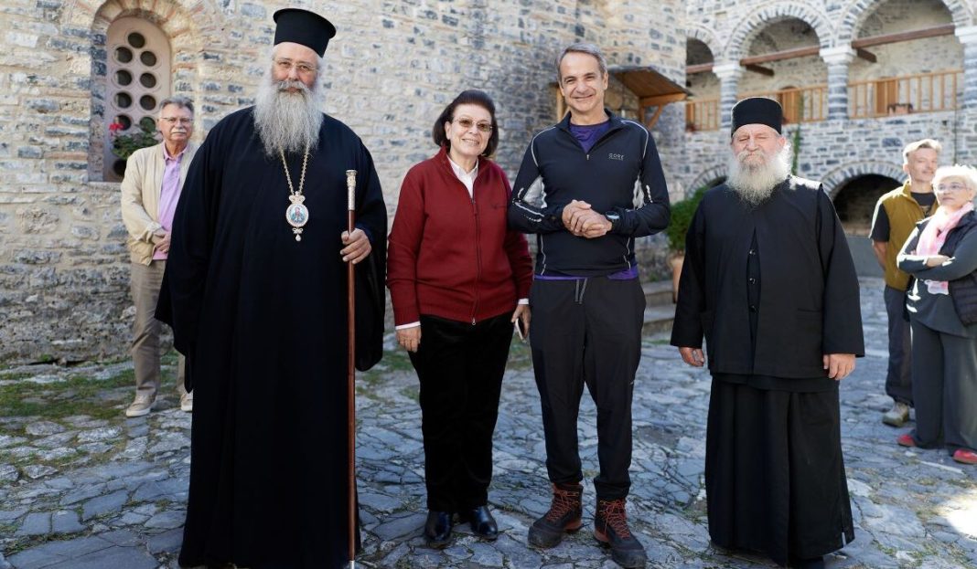 Στην Πιερία με τα «ιερά ράσα» ο Κυριάκος