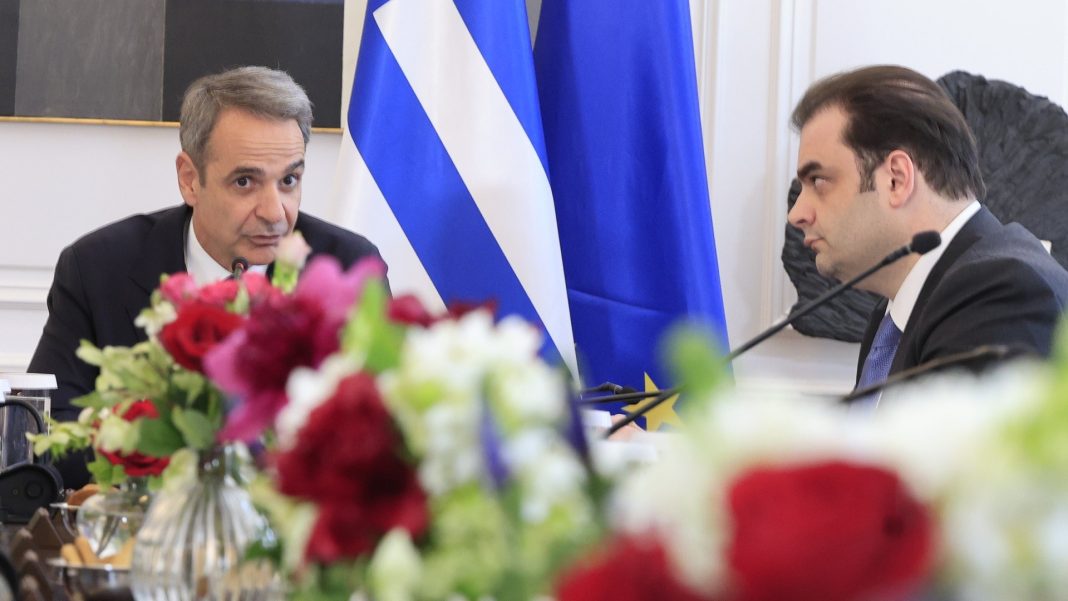Ψάχνει… ώθηση μέσω της καθημερινότητας μετά την ψυχρολουσία από Βρυξέλλες και… γκάλοπ