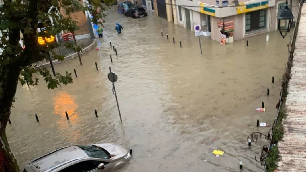 Φονικές πλημμύρες στη νότια Γαλλία: Τρεις νεκροί, χιλιάδες σπίτια χωρίς ρεύμα και εκτεταμένες καταστροφές-(VIDEO)