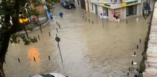 Φονικές πλημμύρες στη νότια Γαλλία: Τρεις νεκροί, χιλιάδες σπίτια χωρίς ρεύμα και εκτεταμένες καταστροφές-(VIDEO)