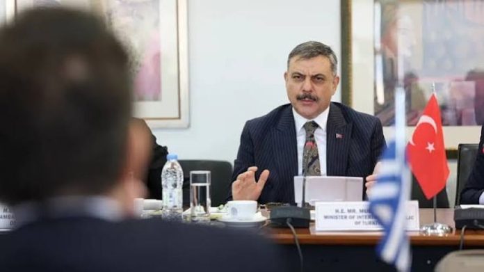 Yπουργός Εσωτερικών της Τουρκίας: «Η Ελλάδα δεν πρέπει να είναι καταφύγιο εγκληματιών» Yπουργός Εσωτερικών της Τουρκίας: «Η Ελλάδα δεν πρέπει να είναι καταφύγιο εγκληματιών»