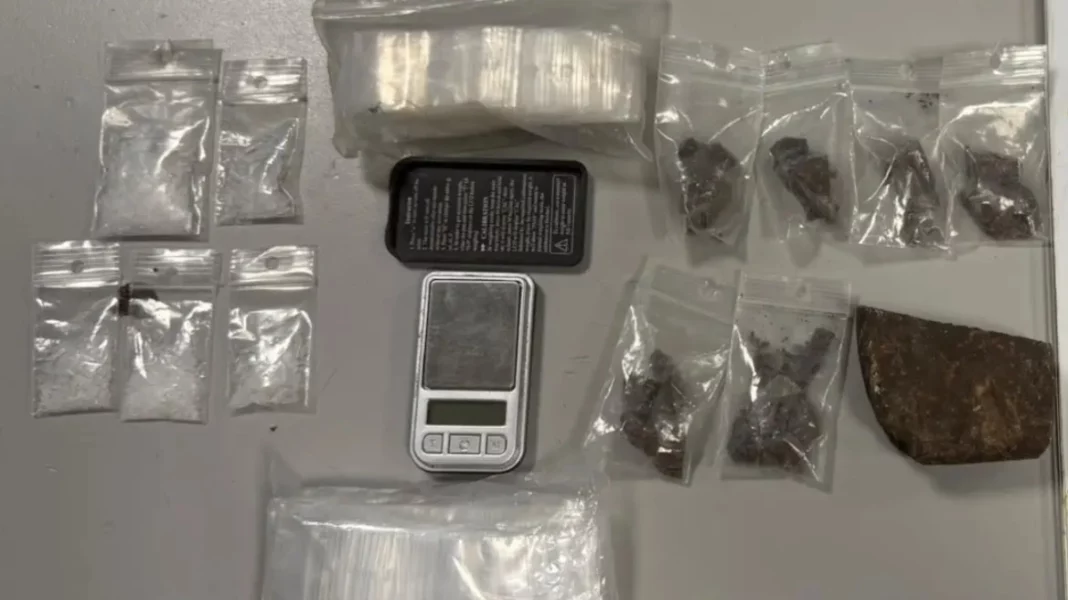 Δύο συλλήψεις για διακίνηση ναρκωτικών σε Ομόνοια και Μεταξουργείο, χρησιμοποιούσαν εγκαταλελειμμένο κτίριο ως «καβάτζα»
