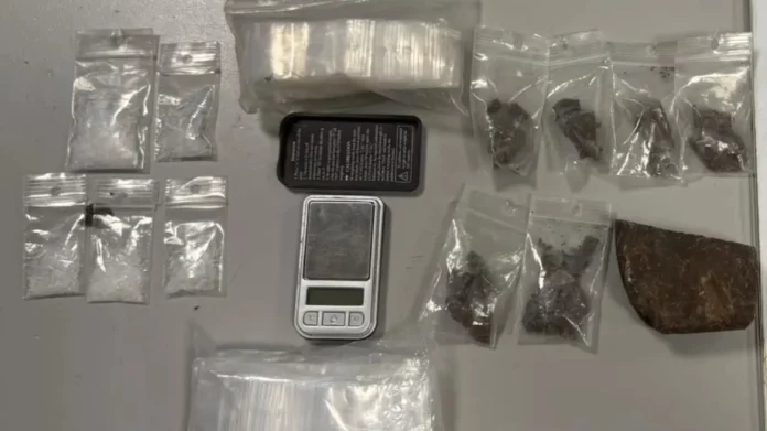 Δύο συλλήψεις για διακίνηση ναρκωτικών σε Ομόνοια και Μεταξουργείο, χρησιμοποιούσαν εγκαταλελειμμένο κτίριο ως «καβάτζα»