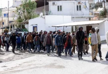 «Πνίγεται» η Ιεράπετρα: Πάνω από 1.200 παράνομοι μετανάστες έφτασαν σε μόλις έξι ημέρες «Πνίγεται» η Ιεράπετρα: Πάνω από 1.200 παράνομοι μετανάστες έφτασαν σε μόλις έξι ημέρες