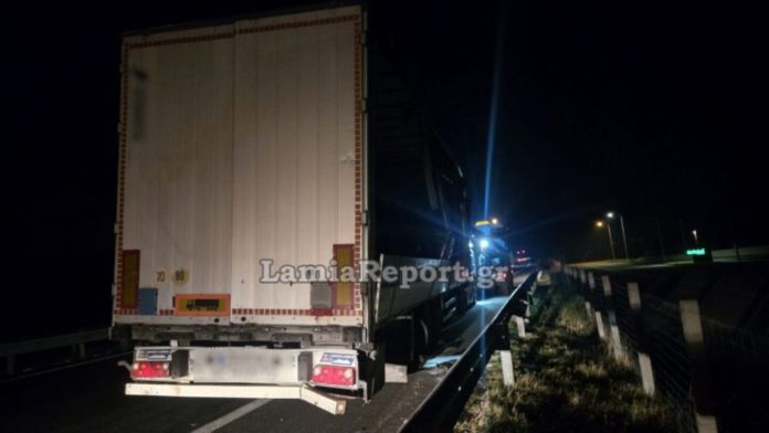 Νταλίκα γεμάτη ζάχαρη εξετράπη στην Αθηνών-Λαμίας – Σκορπίστηκε το φορτίο στον δρόμο