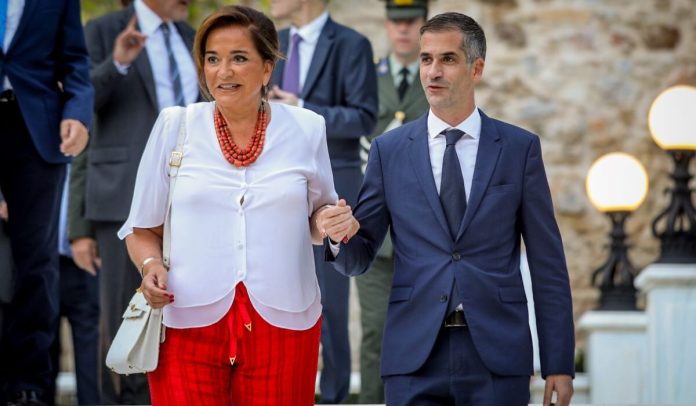 Το Μαξίμου διαχωρίζει Κώστα και Ντόρα Μπακογιάννη – «Ναι» για τον Δήμο της Αθήνας Το Μαξίμου διαχωρίζει Κώστα και Ντόρα Μπακογιάννη – «Ναι» για τον Δήμο της Αθήνας