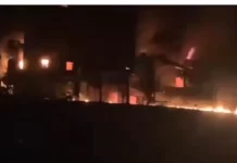 Στις φλόγες δεξαμενόπλοιο με 2 εκατ. βαρέλια πετρελαίου μετά από πρόσκρουση σε νάρκη στα Στενά του Ορμούζ