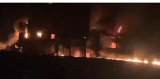 Στις φλόγες δεξαμενόπλοιο με 2 εκατ. βαρέλια πετρελαίου μετά από πρόσκρουση σε νάρκη στα Στενά του Ορμούζ