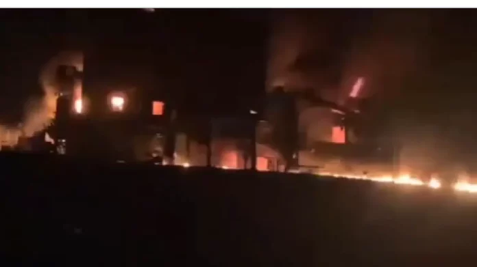 Στις φλόγες δεξαμενόπλοιο με 2 εκατ. βαρέλια πετρελαίου μετά από πρόσκρουση σε νάρκη στα Στενά του Ορμούζ Στις φλόγες δεξαμενόπλοιο με 2 εκατ. βαρέλια πετρελαίου μετά από πρόσκρουση σε νάρκη στα Στενά του Ορμούζ
