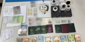 Κατάστημα κινητών στην Ομόνοια ήταν «βιτρίνα» για διακίνηση πλαστών ταξιδιωτικών εγγράφων, δύο συλλήψεις