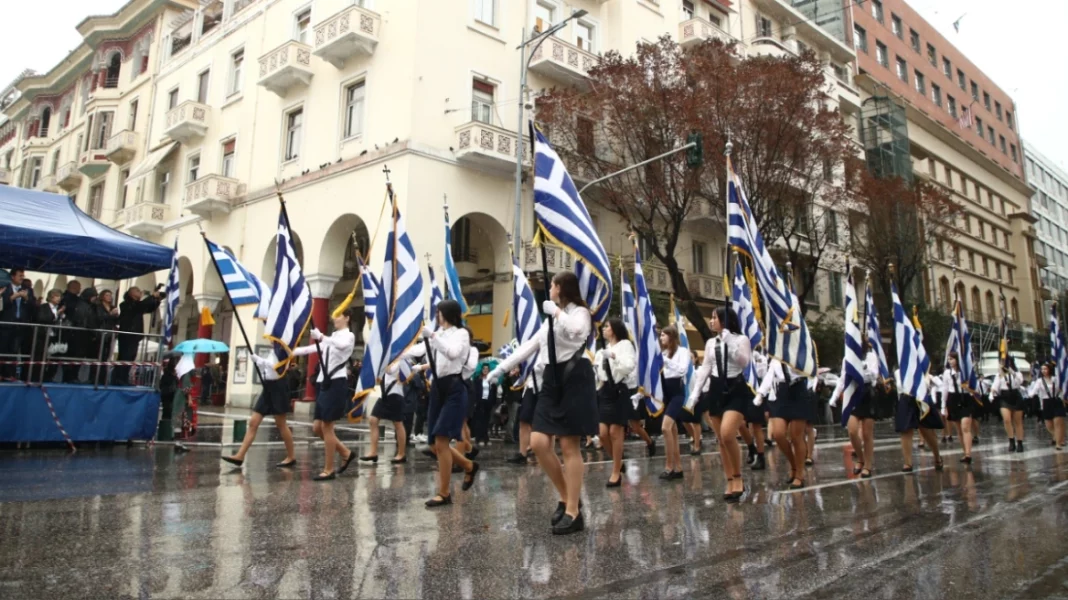 parelasi_28_vroxi 28η Οκτωβρίου: Ποιοι δρόμοι κλείνουν σήμερα σε Αθήνα και Θεσσαλονίκη, πώς θα κινηθούν τα ΜΜΜ και πού ακυρώθηκαν…
