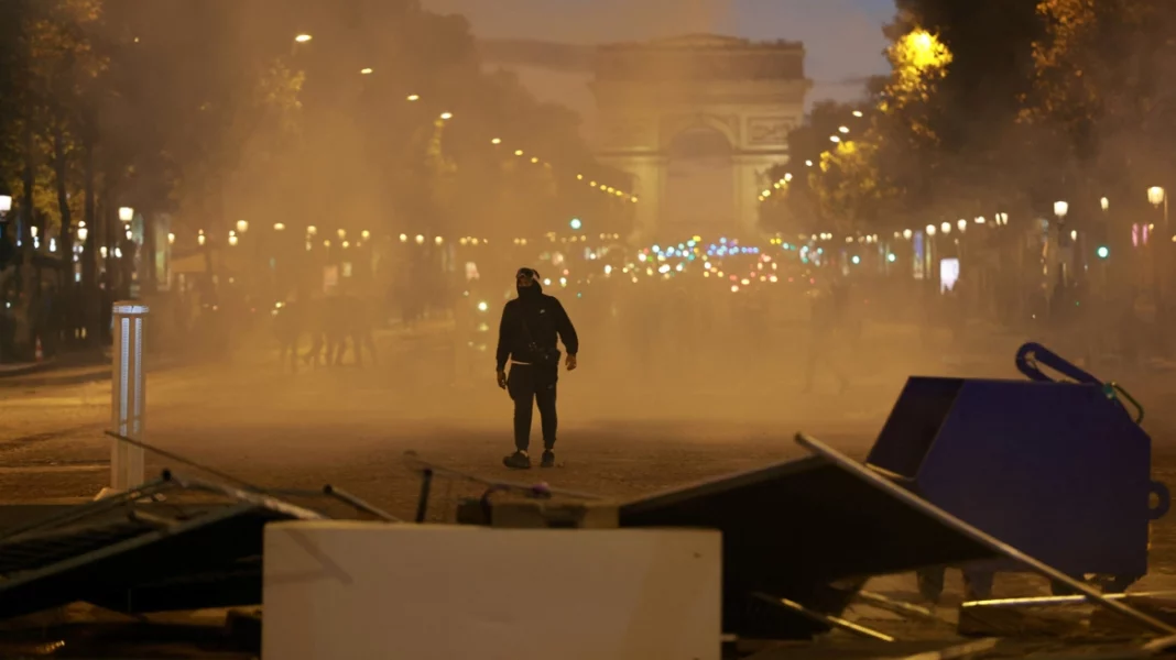 parisi-epeisodia-ph__10_ Δέκα «κλικ» από το ξέσπασμα βίας στο Παρίσι: Έκαψαν αυτοκίνητα, λεηλάτησαν καταστήματα, έσπασαν βιτρίνες