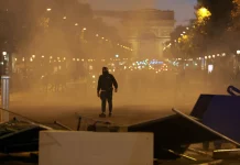 Δέκα «κλικ» από το ξέσπασμα βίας στο Παρίσι: Έκαψαν αυτοκίνητα, λεηλάτησαν καταστήματα, έσπασαν βιτρίνες