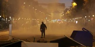 Δέκα «κλικ» από το ξέσπασμα βίας στο Παρίσι: Έκαψαν αυτοκίνητα, λεηλάτησαν καταστήματα, έσπασαν βιτρίνες