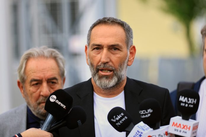 Δίκη για τα Τέμπη: “Το δικό μου το παιδί, το σκοτώσανε, το κάψανε και μου το πετάξανε”, είπε ο πατέρας του Άγγελου Τηλκερίδη Δίκη για τα Τέμπη: “Το δικό μου το παιδί, το σκοτώσανε, το κάψανε και μου το πετάξανε”, είπε ο πατέρας του Άγγελου…