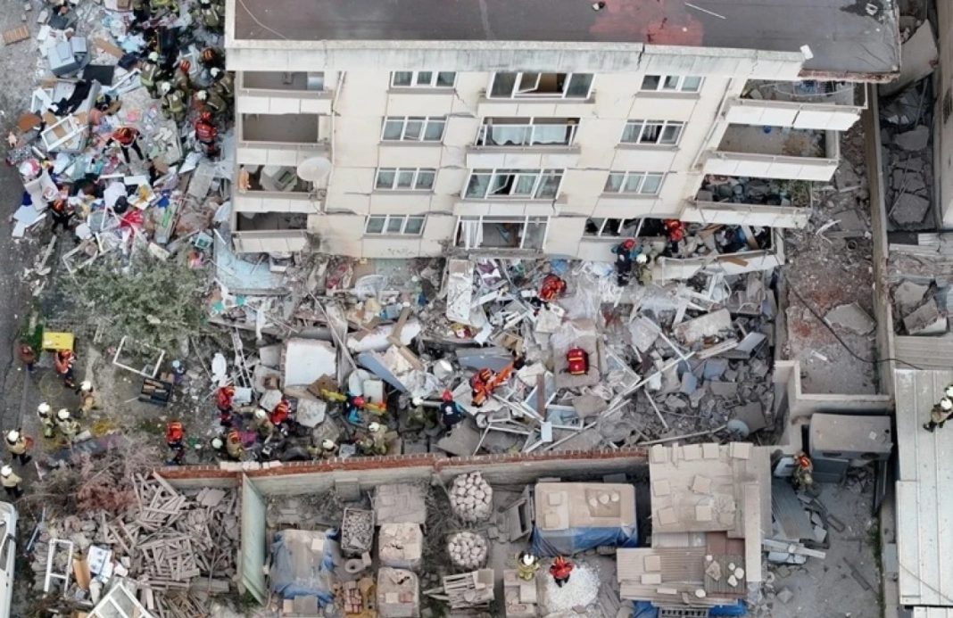 Κατέρρευσαν τρεις όροφοι πολυκατοικίας σε γειτονιά της Κωνσταντινούπολης – Αγωνία για εγκλωβισμένους