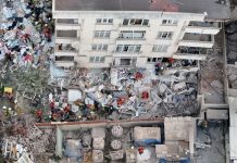 Κατέρρευσαν τρεις όροφοι πολυκατοικίας σε γειτονιά της Κωνσταντινούπολης – Αγωνία για εγκλωβισμένους