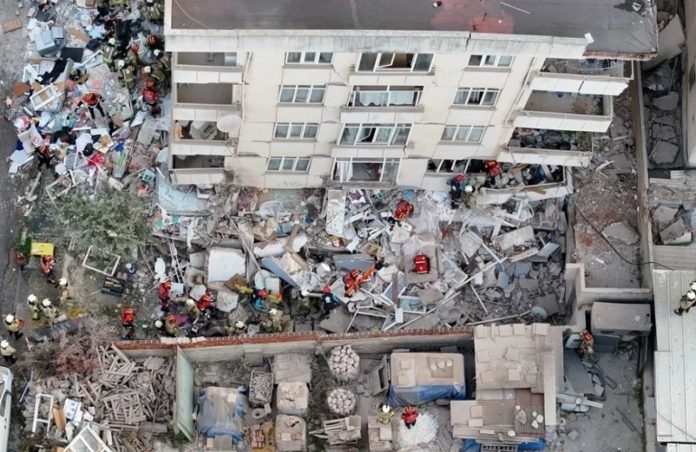 Κατέρρευσαν τρεις όροφοι πολυκατοικίας σε γειτονιά της Κωνσταντινούπολης – Αγωνία για εγκλωβισμένους