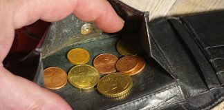 Οικονομική ασφυξία για 6 στα 10 νοικοκυριά – Οι Έλληνες καταναλωτές παραμένουν οι πιο απαισιόδοξοι στην ΕΕ