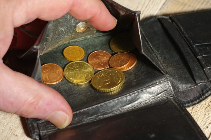 Οικονομική ασφυξία για 6 στα 10 νοικοκυριά – Οι Έλληνες καταναλωτές παραμένουν οι πιο απαισιόδοξοι στην ΕΕ