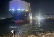 Προσάραξε φορτηγό πλοίο στον δίαυλο του Ναυστάθμου Σαλαμίνας, δείτε βίντεο και φωτογραφίες