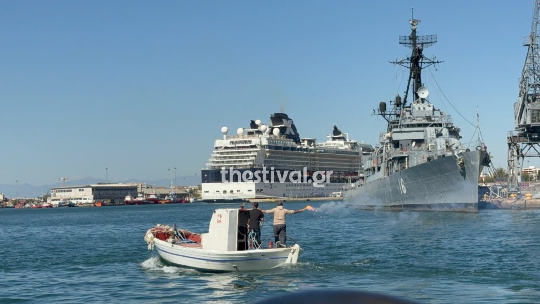 Θεσσαλονίκη: Συμβολικός αποκλεισμός του εμπορικού λιμανιού από τους αλιείς – “Δεν έχουμε να χάσουμε τίποτα” - (VIDEO)