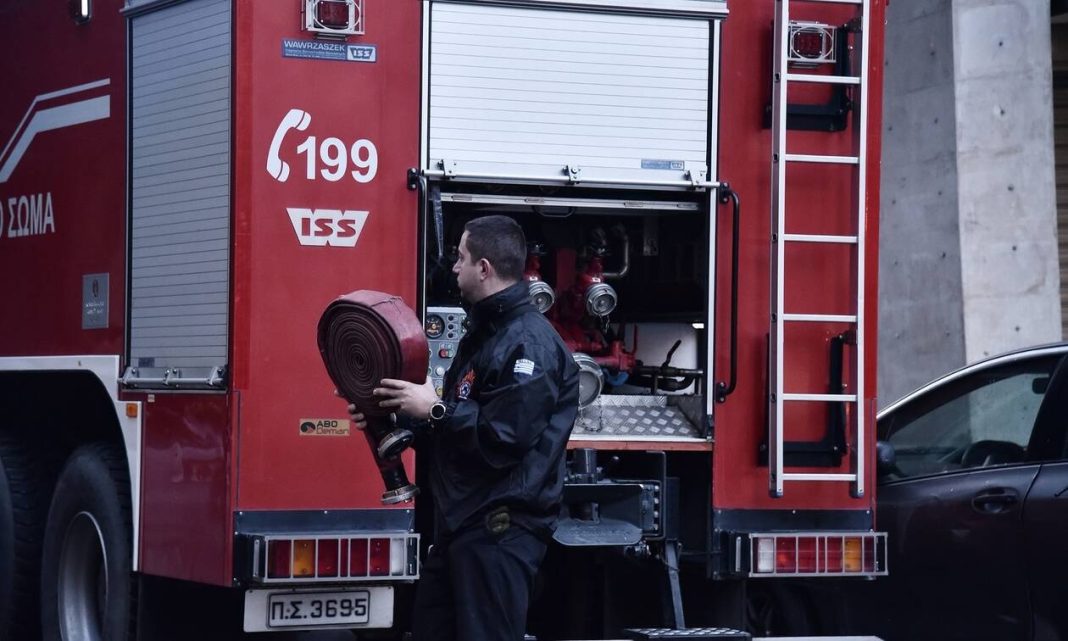 pyr Φωτιά σε εγκαταλειμμένο κτήριο στο Μεταξουργείο, διακοπή κυκλοφορίας στην οδό Κεραμεικού