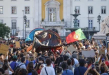 Η αστυνομία διέλυσε τους καταυλισμούς των ακτιβιστών υπέρ της στέγασης στη Λισαβόνα και το Πόρτο