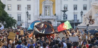 Η αστυνομία διέλυσε τους καταυλισμούς των ακτιβιστών υπέρ της στέγασης στη Λισαβόνα και το Πόρτο