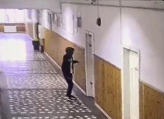 Μαθητής 13 ετών μαχαίρωσε καθηγήτρια και έναν συμμαθητή του σε σχολείο της Ρουμανίας Μαθητής 13 ετών μαχαίρωσε καθηγήτρια και έναν συμμαθητή του σε σχολείο της Ρουμανίας