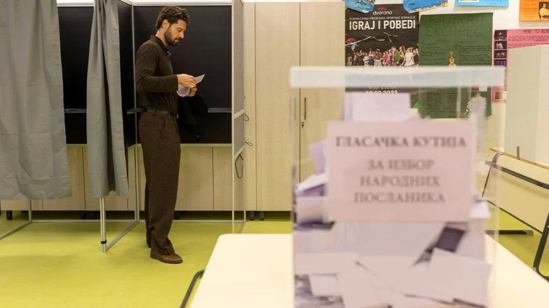 Καταγγελίες για παρατυπίες, επεισόδια και ισχυρή παρουσία των δυνάμεων καταστολής στο Βελιγράδι, στο 56,4% η συμμετοχή…