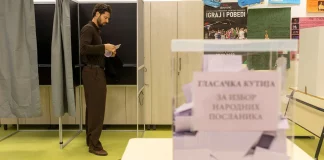 Καταγγελίες για παρατυπίες, επεισόδια και ισχυρή παρουσία των δυνάμεων καταστολής στο Βελιγράδι, στο 56,4% η συμμετοχή…