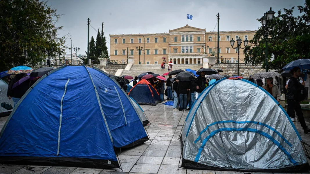 sigkentrosi23-xrm Φοιτητές κατασκηνώνουν στη πλατεία Συντάγματος - (VIDEO-ΦΩΤΟ)