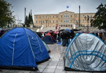 Φοιτητές κατασκηνώνουν στη πλατεία Συντάγματος - (VIDEO-ΦΩΤΟ)