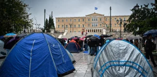 Φοιτητές κατασκηνώνουν στη πλατεία Συντάγματος - (VIDEO-ΦΩΤΟ)