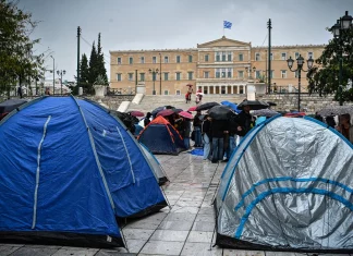 Φοιτητές κατασκηνώνουν στη πλατεία Συντάγματος – (VIDEO-ΦΩΤΟ) Φοιτητές κατασκηνώνουν στη πλατεία Συντάγματος - (VIDEO-ΦΩΤΟ)