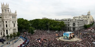 Μεγάλες διαδηλώσεις στην Ισπανία για το στεγαστικό: Πλαστικές σφαίρες και δακρυγόνα από αστυνομικούς στη Βαλένθια…