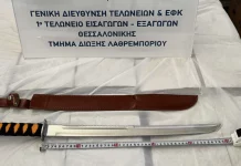 Μπλόκο της ΑΑΔΕ: Κατέσχεσε 1.900 στιλέτα, 500 μαχαίρια και 500 σπαθιά σε κιβώτιο στο λιμάνι της Θεσσαλονίκης