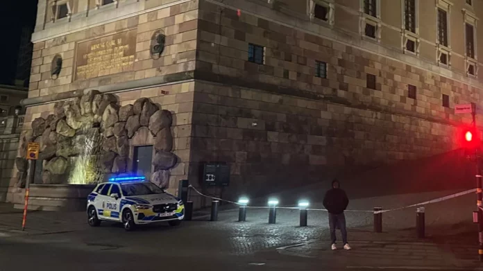 Αστυνομικοί πυροβόλησαν και τραυμάτισαν άνδρα με μαχαίρι έξω από το ανάκτορο στη Στοκχόλμη, είχε ζητήσει να τον…