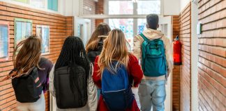 Καταγγελίες για «φάμπρικα» πτυχίων αγγλικών στην Ελλάδα: Έως 1.500 ευρώ και ο τίτλος στο σπίτι με courier