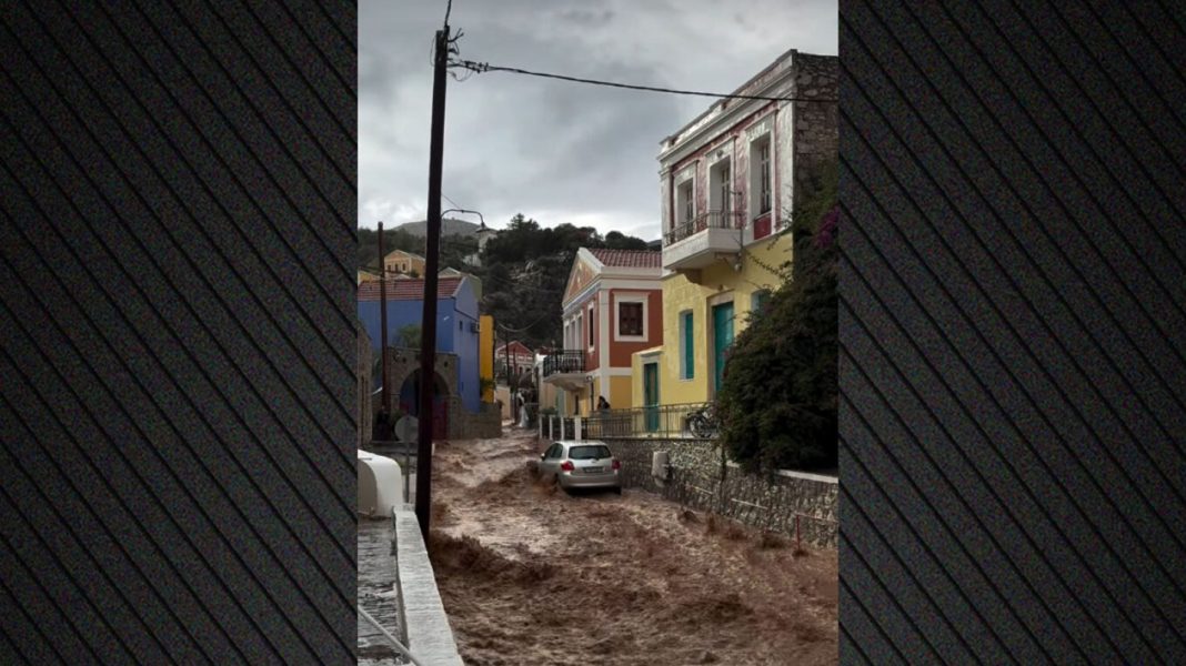symiplimira Σε ποτάμια μετατράπηκαν δρόμοι στη Σύμη λόγω της κακοκαιρίας – (VIDEO)