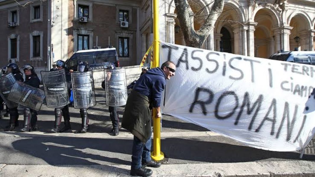 Ιταλία: Μαζική κινητοποίηση των οδηγών ταξί στη Ρώμη για την αύξηση της τιμής των καυσίμων