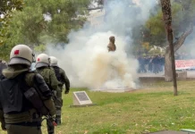 Επεισόδια στη συγκέντρωση διαμαρτυρίας για την ομιλία του Κασιδιάρη στη Θεσσαλονίκη Επεισόδια στη συγκέντρωση διαμαρτυρίας για την ομιλία του Κασιδιάρη στη Θεσσαλονίκη