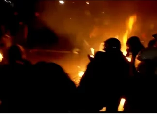 Έκτη ημέρα κινητοποιήσεων και επεισοδίων στα Τίρανα, έσπασαν τα γραφεία του κόμματος του Έντι Ράμα – (VIDEO)