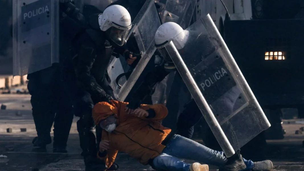 tirana25-mkt Χάος στα Τίρανα: Υπουργεία στις φλόγες, διαδηλωτής έχασε την όρασή του από πλαστική σφαίρα, νέα συγκέντρωση κατά Ράμα
