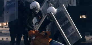 Χάος στα Τίρανα: Υπουργεία στις φλόγες, διαδηλωτής έχασε την όρασή του από πλαστική σφαίρα, νέα συγκέντρωση κατά Ράμα Χάος στα Τίρανα: Υπουργεία στις φλόγες, διαδηλωτής έχασε την όρασή του από πλαστική σφαίρα, νέα συγκέντρωση κατά Ράμα