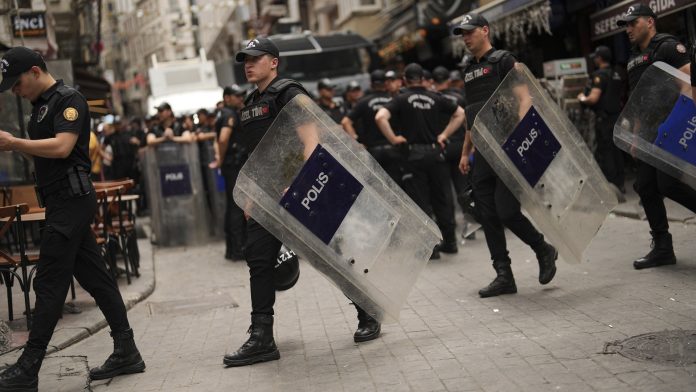 Τουρκία: Μεγάλη επιχείρηση κατά του ISIS σε 16 επαρχίες – 51 συλλήψεις (Video) Τουρκία: Μεγάλη επιχείρηση κατά του ISIS σε 16 επαρχίες – 51 συλλήψεις (Video)