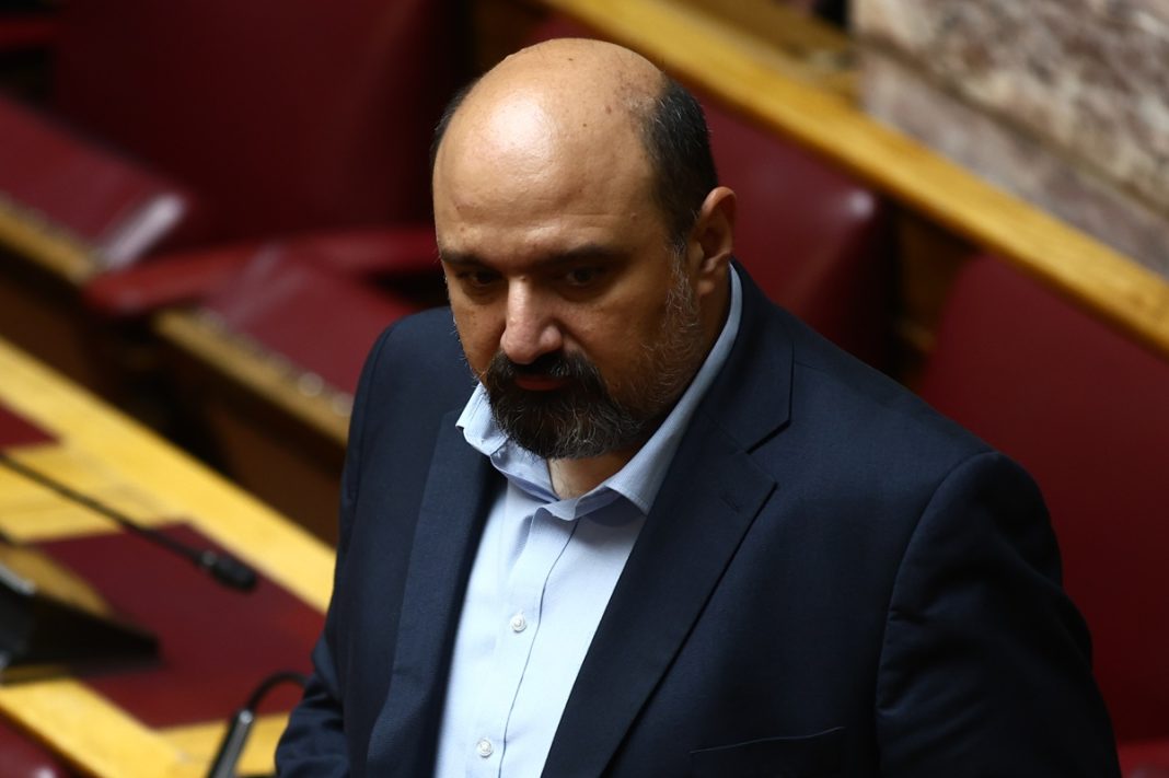Τριαντόπουλος κατά Καρυστιανού: Χυδαίο ψεύδος ότι χαρακτήρισα “κρέατα προς μεταφορά” τις σορούς θανόντων στα Τέμπη