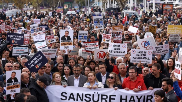Διαδηλώσεις εργαζόμενων στον Τύπο στην Τουρκία κατά της λογοκρισίας