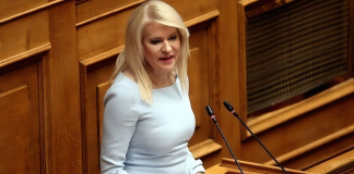 Η Τζάκρη βλέπει ΠΑΣΟΚ και αποχαιρετά πολιτικά τον Τσίπρα Η Τζάκρη βλέπει ΠΑΣΟΚ και αποχαιρετά πολιτικά τον Τσίπρα
